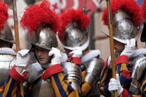 Почему Папу Римского охраняет швейцарская гвардия Швейцарская гвардия ватикана форма