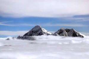 Qual é a altura do Monte Everest em km?