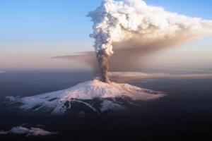 Aktywne wulkany w południowej Ameryce na konturze